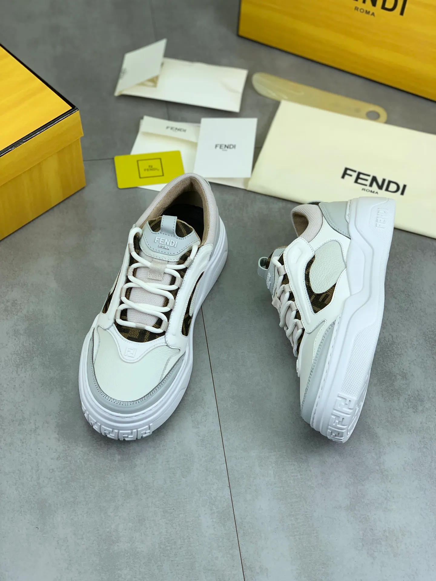 Men's men's shoes 💰P760 new style 💰💎💎💎 summer hot style [FENDI Fendi] top version 🆕New sneakers, wavy soles engraved with original words. Embossed Fendi Flow lettering on the heel. The upper is made of high-end calfskin and breathable materials. Original lining with tone-on-tone details decorated with innovative handcrafting techniques. Ultra-light and wear-resistant TPU and IP foam soles, overall lightweight and comfortable. Size:39-44 (38 45 can be customized)